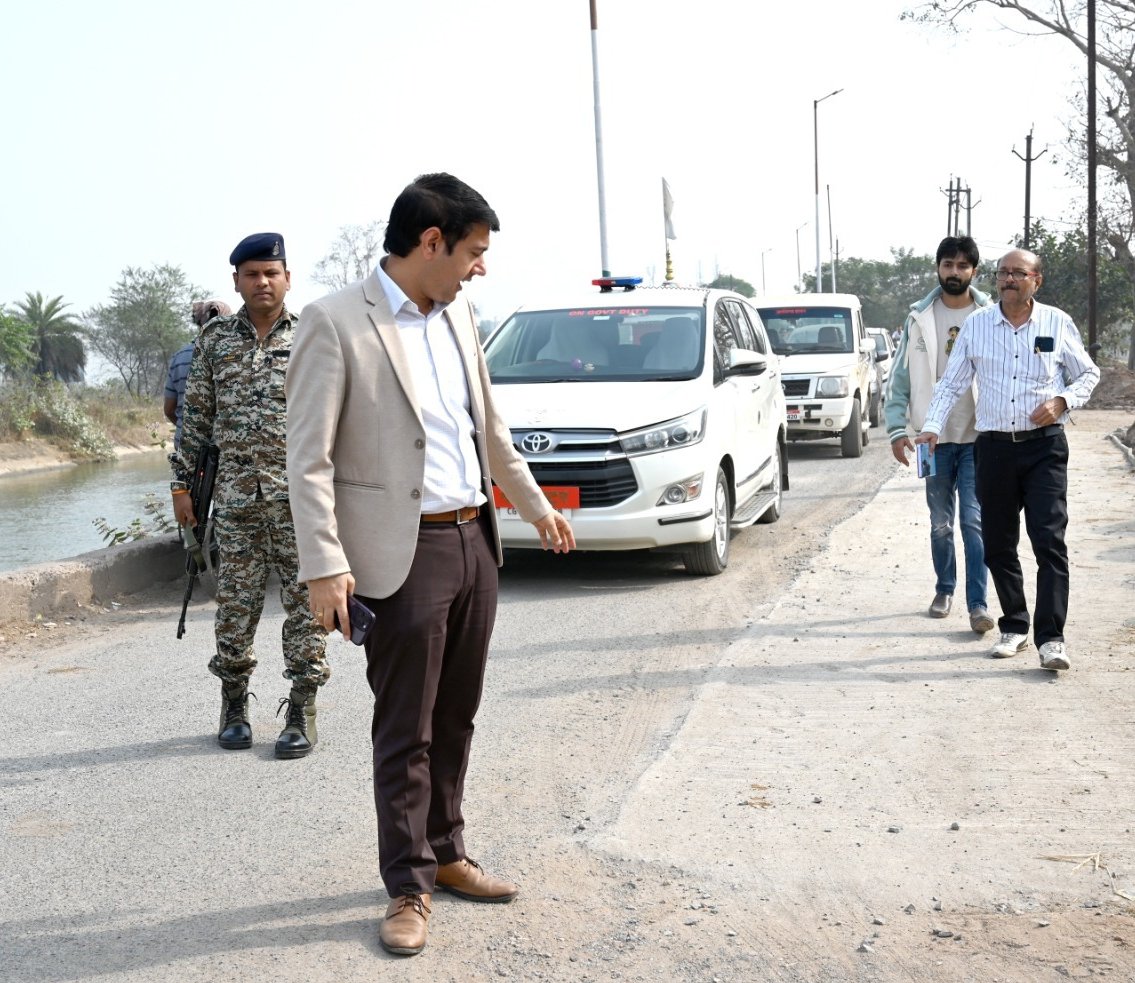 कलेक्टर ने सड़क मरम्मत, चौड़ीकरण सहित निर्माण कार्यों का किया निरीक्षण