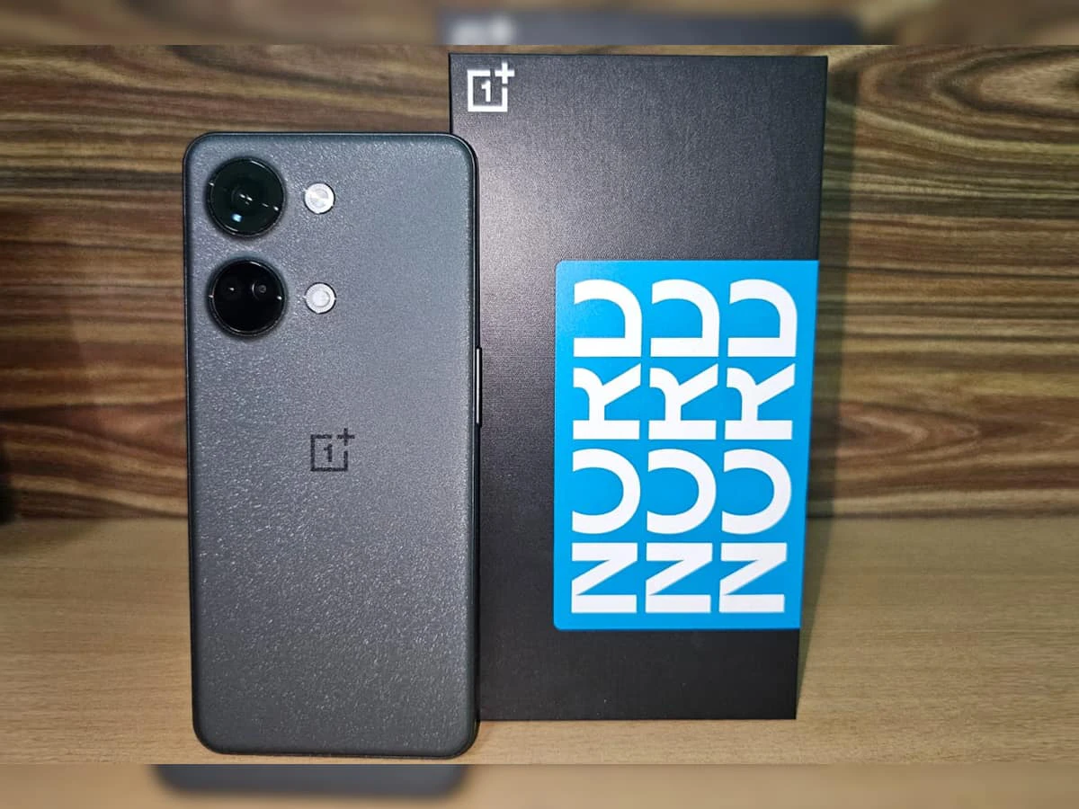 Oneplus Nord 3 5G smartphone में मिलेगा 100w का फास्ट चार्जर और DSLR जैसी कैमरा क्वालिटी बहुत कम कीमत में भारतीय मार्केट में वनप्लस एक बहुत बड़ा नाम बन चुका है जिसने हाल ही में अपना एक और नया स्मार्टफोन Oneplus Nord 3 5G smartphone को भारतीय मार्केट में लॉन्च किया है। जिसमें आपको डीएसएलआर एजेंसी कैमरा क्वालिटी और 100 वाट का अल्ट्रा फास्ट चार्जर भी देखने को मिलेगा। यदि आप भी अपने लिए कोई नया बजट फ्रेंडली बेहतरीन स्मार्टफोन खरीदने की सोच रहे हैं तो Oneplus Nord 3 5G smartphone आपके लिए एक परफेक्ट चॉइस साबित हो सकता है। चलिए विस्तार से जानते हैं इस बाइक की कीमत और ब्रांडेड फीचर्स। Oneplus Nord 3 5G smartphone Display और processar सबसे पहले बात की जाए डिस्प्ले को लेकर तो आपको 6.7 इंच फुल एचडी एलिमेंट डिस्प्ले देखने को मिलेगी जो 120 का रिफ्रेश रेट और 1500 nits का ब्राइटनेस जेनरेट करती है। इसके अलावा आपको Oneplus Nord 3 5G smartphone में क्वालकॉम स्नैपड्रेगन ऑक्टा कोर 8 का तगड़ा प्रोसेसर देखने को मिलेगा जो इसमें वीडियो एडिटिंग वाले आपको भी आसानी से चलने में मदद करता है। Oneplus Nord 3 5G smartphone camera quality बात करें कैमरा क्वालिटी की तो Oneplus Nord 3 5G smartphone में 50 मेगापिक्सल ए प्रायमरी कैमरा और 12 मेगापिक्सल का सपोर्टर लेंस देखने को मिलेगा। जिसमें आपको 20x की जूमिंग देखने को मिलेगी। इसके अलावा वीडियो कॉलिंग और सेल्फी के लिए 32 मेगापिक्सल का फ्रंट कैमरा भी दिया गया है जिसमें आप 8k वीडियो शूटिंग कर सकते हैं। Oneplus Nord 3 5G smartphone battery वनप्लस ने अपने Oneplus Nord 3 5G smartphone में 6000 mah की पावरफुल बैटरी दी है। जिसे चार्ज करने के लिए 100 वाट का अल्ट्रा फास्ट चार्जर भी दिया है जो इसे 15 से 20 मिनट में फुल चार्ज कर देता है यह बैटरी एक सिंगल चार्ज में एक 2 दिन तक चलने की क्षमता रखती है। Oneplus Nord 3 5G smartphone की storage or price स्टोरेज के मामले में Oneplus Nord 3 5G smartphone सबको पीछे छोड़ देगा इसमें आपको 12gb रैम और 256gb इंटरनल स्टोरेज देखने को मिलेगी यह स्मार्टफोन एंड्राइड 15 पर कार्य करता है। यह स्मार्टफोन 24,999 रुपए की शुरुआती कीमत पर खरीदने को मिल जाएगा।