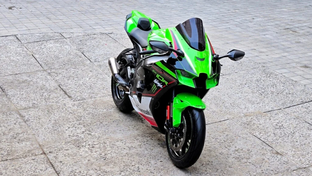 Kawasaki Ninja ZX-10R:15.99 लाख की कीमत में 998cc पावर और 299 किमी/घंटा की रफ्तार